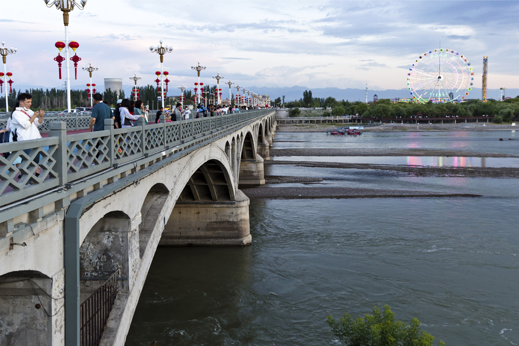 不同民族不同文化的交汇处漫步在伊宁伊犁河大桥