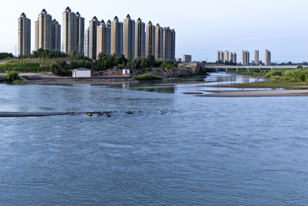 不同民族不同文化的交汇处漫步在伊宁伊犁河大桥