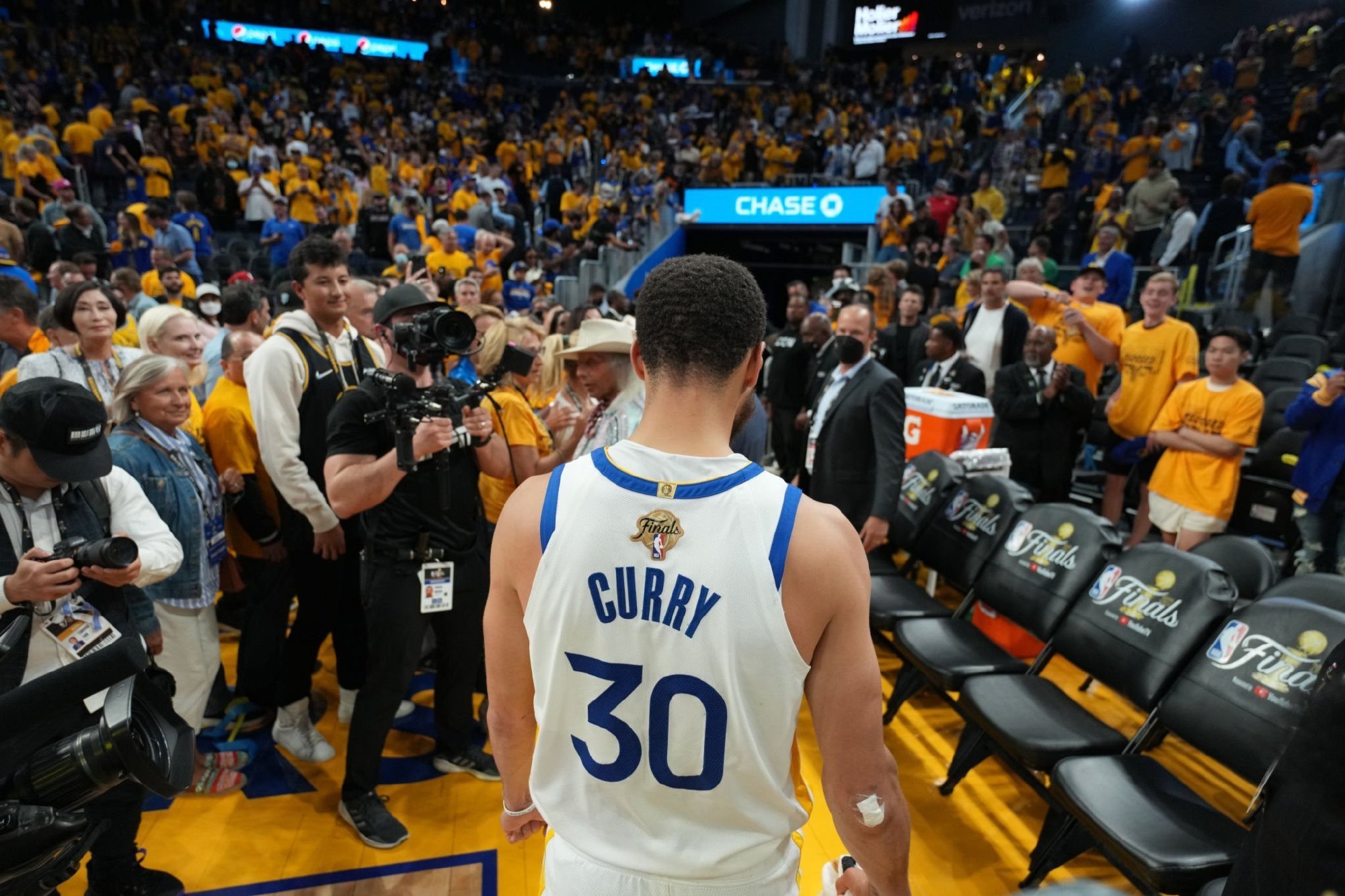 勇士庆功海报踢出库里,只留下69分四巨头,不尊重球队老大|库里|勇士