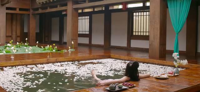 当然,皮哥一直有一个和大家相同的疑问:为什么古代人洗澡,都要穿着