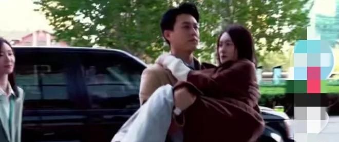 46岁李小冉抱不动靳东,反被靳东公主抱了6次,双方调侃有看点休闲区蓝鸢梦想 - Www.slyday.coM