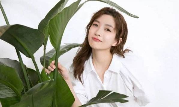 江疏影晒海边照，穿抹胸上衣配短裤，把草地当T台走出“超模范”休闲区蓝鸢梦想 - Www.slyday.coM