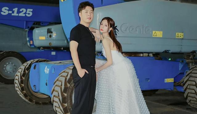 海涛为妻子掐点庆生,化身机车型男晒美照,网友:瘦得像换了个人