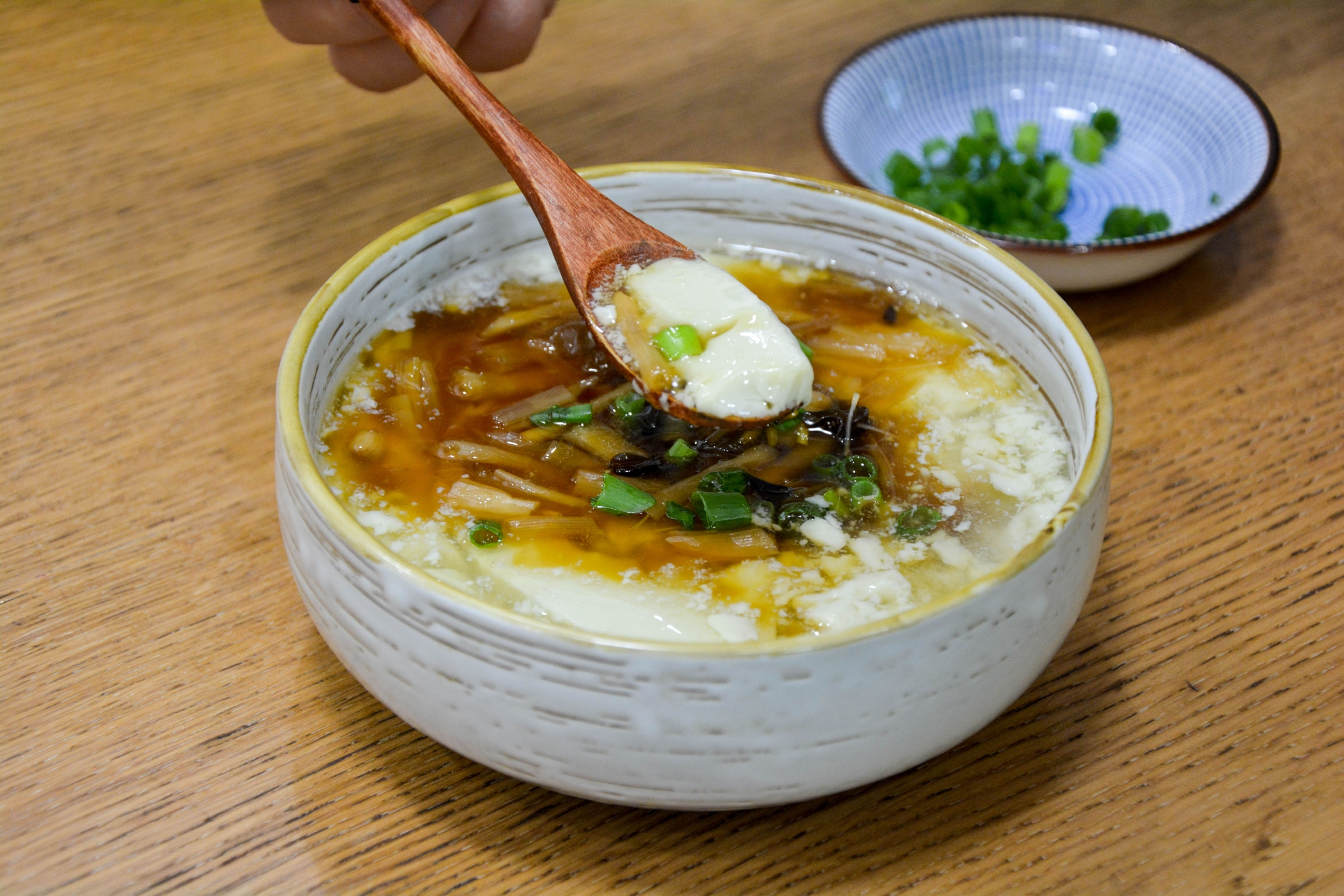 豆腐脑,南方叫豆花,也是北方常见的早餐之一,浇上黄花菜,木耳打的卤