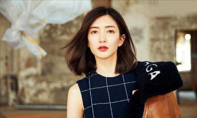 江疏影晒海边照，穿抹胸上衣配短裤，把草地当T台走出“超模范”休闲区蓝鸢梦想 - Www.slyday.coM