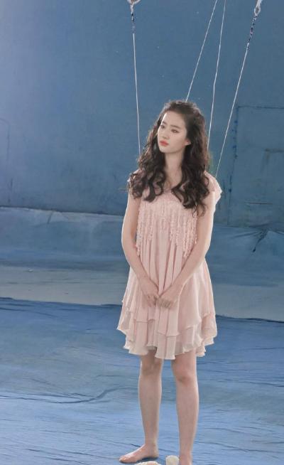 刘亦菲穿粉公主裙吊威亚照曝光，你以为是仙女下凡，背后的痛谁懂休闲区蓝鸢梦想 - Www.slyday.coM