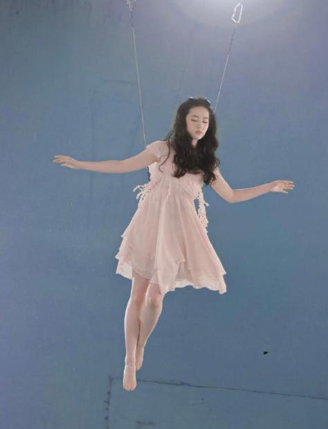 刘亦菲穿粉公主裙吊威亚照曝光，你以为是仙女下凡，背后的痛谁懂休闲区蓝鸢梦想 - Www.slyday.coM