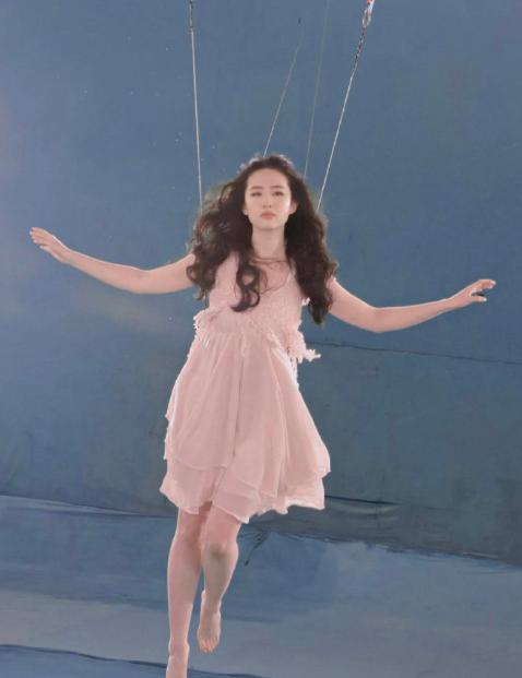刘亦菲穿粉公主裙吊威亚照曝光，你以为是仙女下凡，背后的痛谁懂休闲区蓝鸢梦想 - Www.slyday.coM