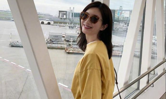 江疏影晒海边照，穿抹胸上衣配短裤，把草地当T台走出“超模范”休闲区蓝鸢梦想 - Www.slyday.coM