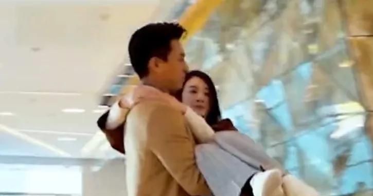 46岁李小冉抱不动靳东,反被靳东公主抱了6次,双方调侃有看点休闲区蓝鸢梦想 - Www.slyday.coM