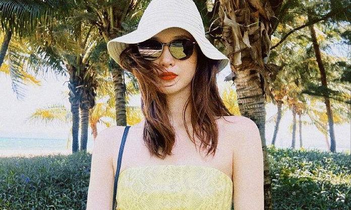 江疏影晒海边照，穿抹胸上衣配短裤，把草地当T台走出“超模范”休闲区蓝鸢梦想 - Www.slyday.coM