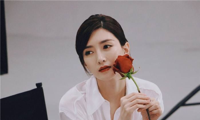 江疏影晒海边照，穿抹胸上衣配短裤，把草地当T台走出“超模范”休闲区蓝鸢梦想 - Www.slyday.coM