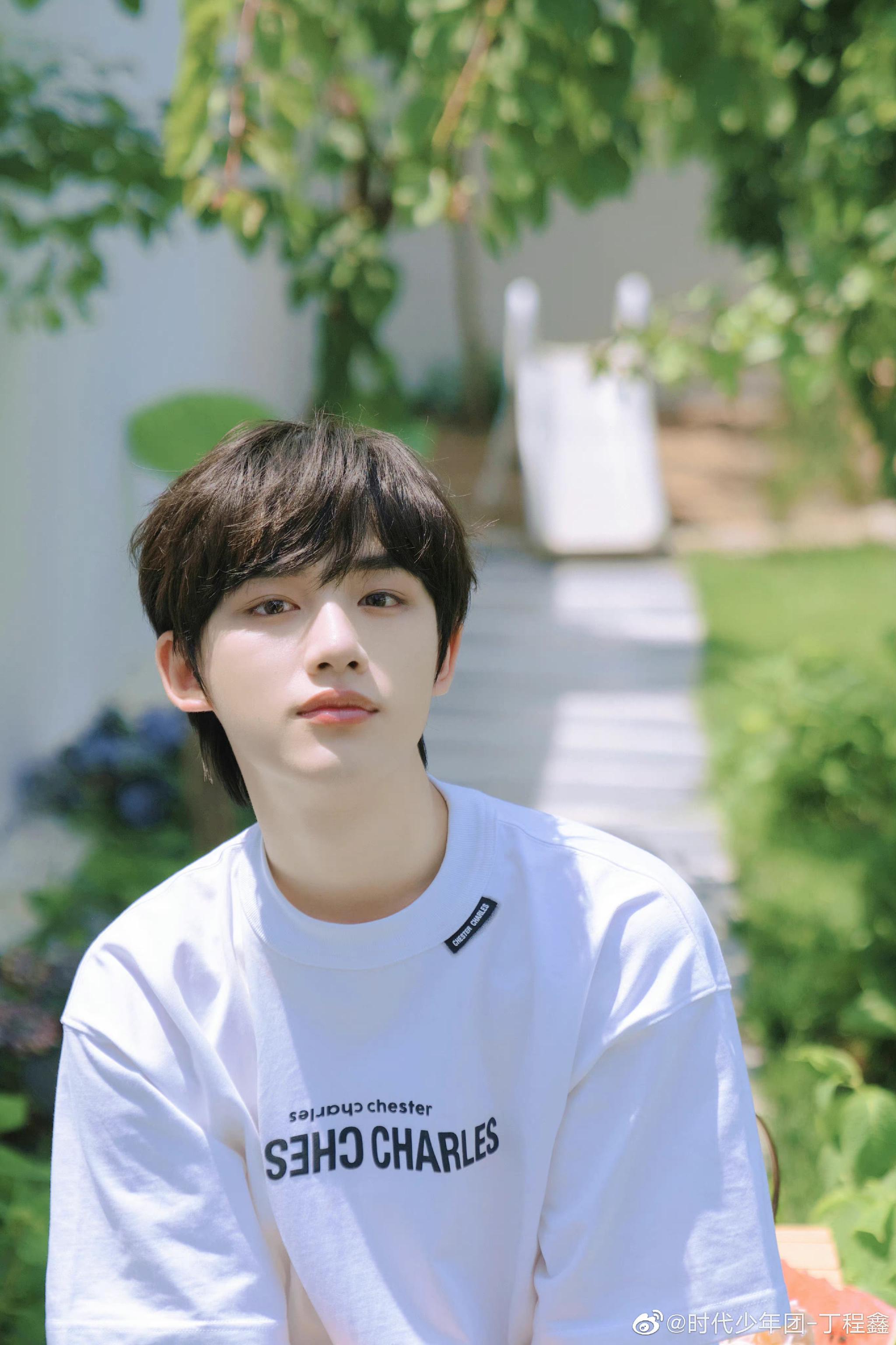 丁程鑫更新三宫格随拍 干净阳光少年……|丁程鑫|三宫|少年团_新浪