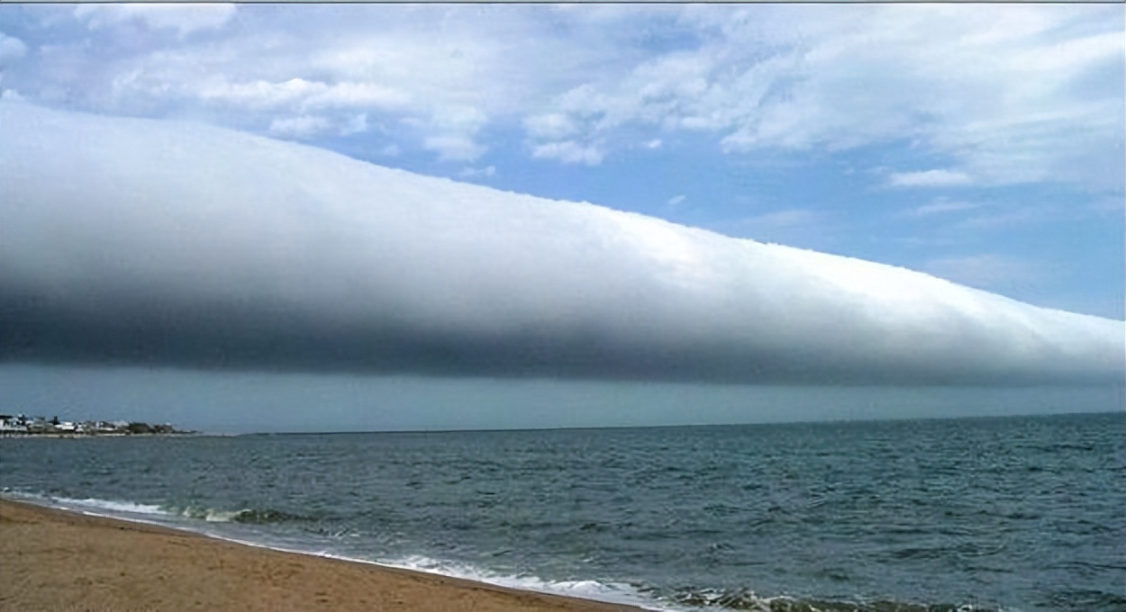 极罕见的滚轴云惊现烟台沿海宛如巨大金篐棒扫过天空咋形成的