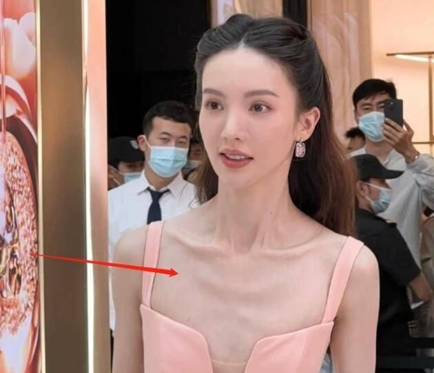 穿肚兜拍照全靠颜值硬撑,"排骨胸"像营养不良|金晨|排骨|营养不良