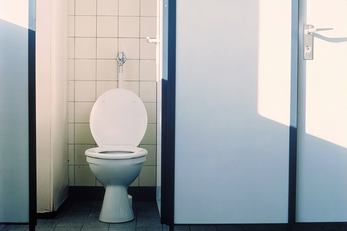 冲厕所时,到底要不要盖上盖子?没想到,这件小事存在那么大危害休闲区蓝鸢梦想 - Www.slyday.coM 冲厕所时,到底要不要盖上盖子?没想到,这件小事存在那么大危害休闲区蓝鸢梦想 - Www.slyday.coM