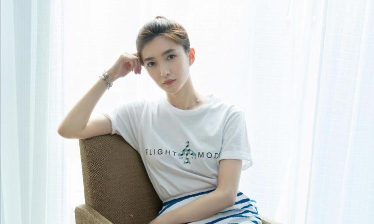 江疏影晒海边照，穿抹胸上衣配短裤，把草地当T台走出“超模范”休闲区蓝鸢梦想 - Www.slyday.coM