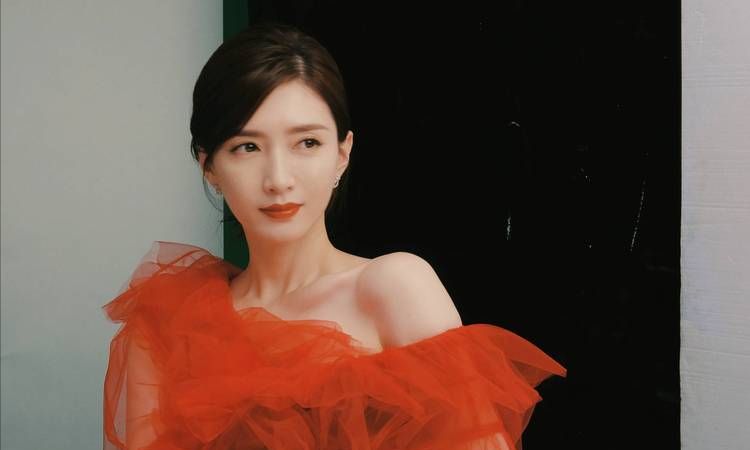 江疏影晒海边照，穿抹胸上衣配短裤，把草地当T台走出“超模范”休闲区蓝鸢梦想 - Www.slyday.coM