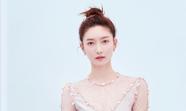 江疏影晒海边照，穿抹胸上衣配短裤，把草地当T台走出“超模范”休闲区蓝鸢梦想 - Www.slyday.coM