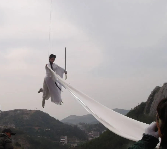 刘亦菲穿粉公主裙吊威亚照曝光，你以为是仙女下凡，背后的痛谁懂休闲区蓝鸢梦想 - Www.slyday.coM