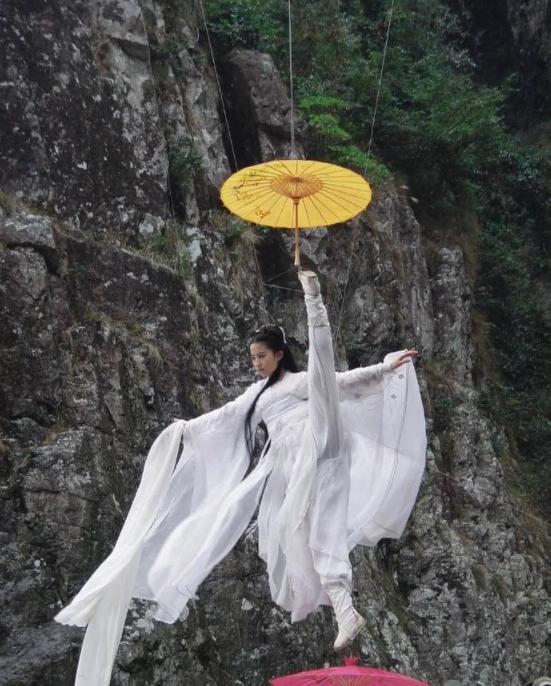 刘亦菲穿粉公主裙吊威亚照曝光，你以为是仙女下凡，背后的痛谁懂休闲区蓝鸢梦想 - Www.slyday.coM