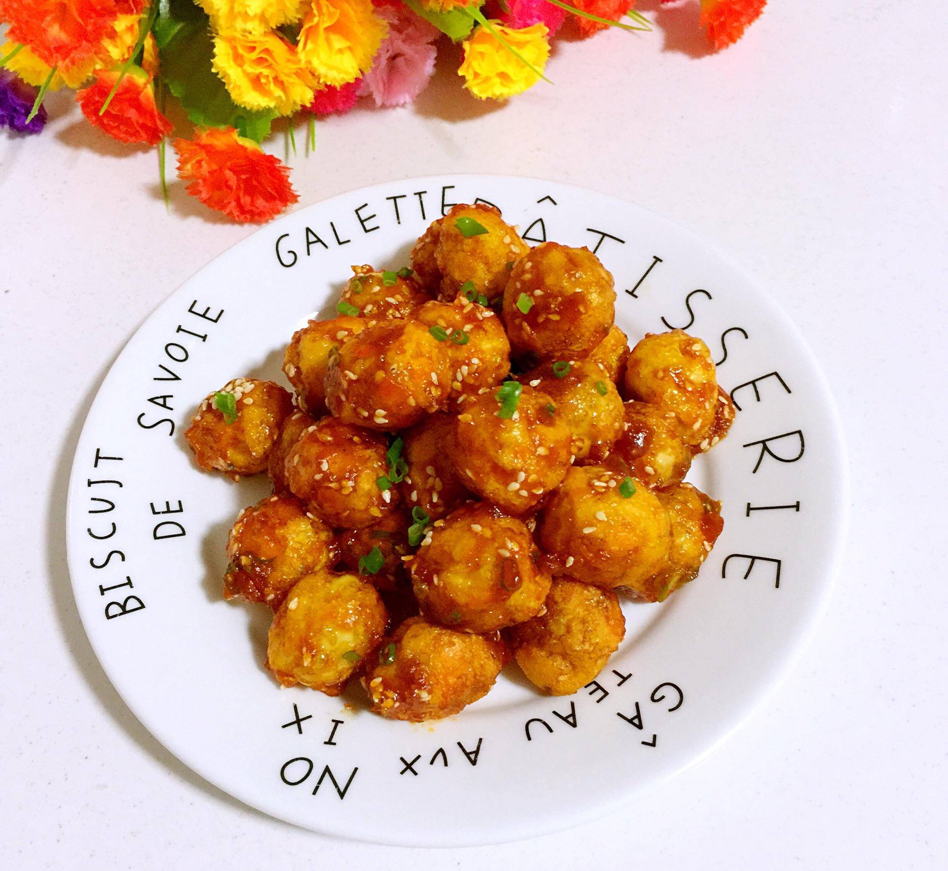 2,接下来,把大葱洗净,去掉根部等杂质,切成葱花;3,再就是炸鹌鹑蛋了