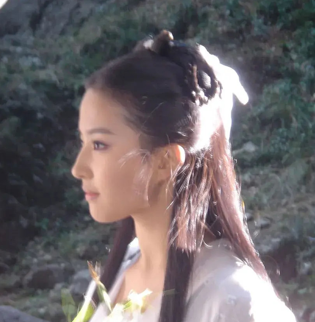 刘亦菲穿粉公主裙吊威亚照曝光，你以为是仙女下凡，背后的痛谁懂休闲区蓝鸢梦想 - Www.slyday.coM