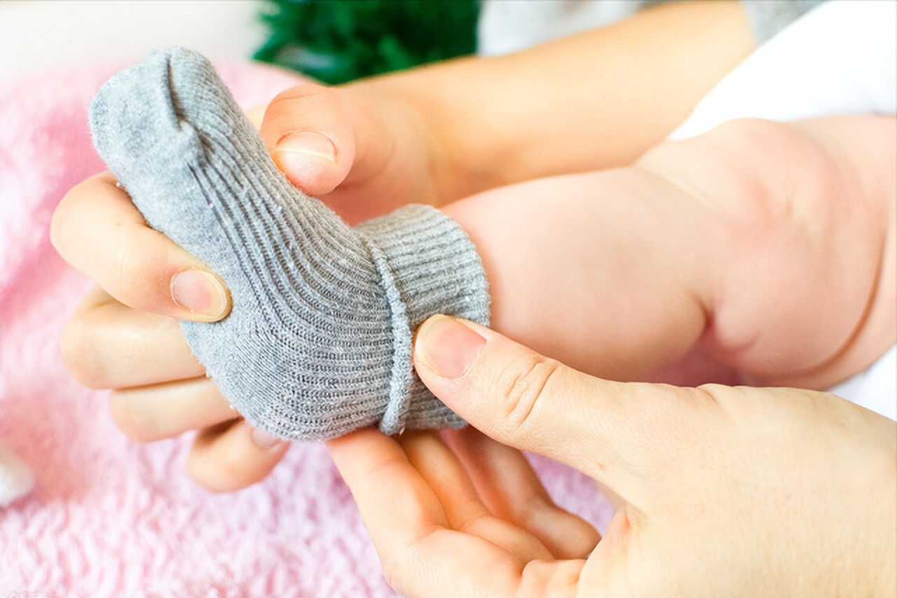 如果将宝宝抱起来或者扶着他站立时,他的两脚也总呈剪刀样交叉,那么最