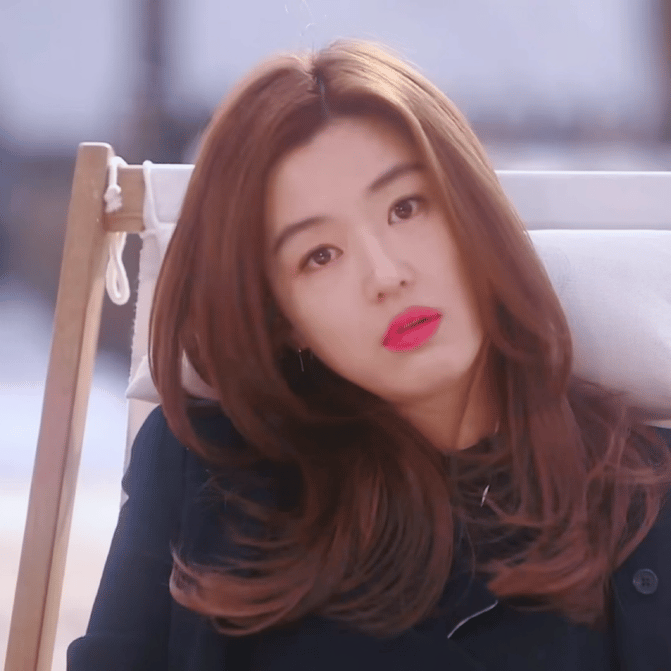 墨镜一戴,谁都不爱,完美拿捏千颂伊的女明星气质,这身打扮叫笠姐一声"