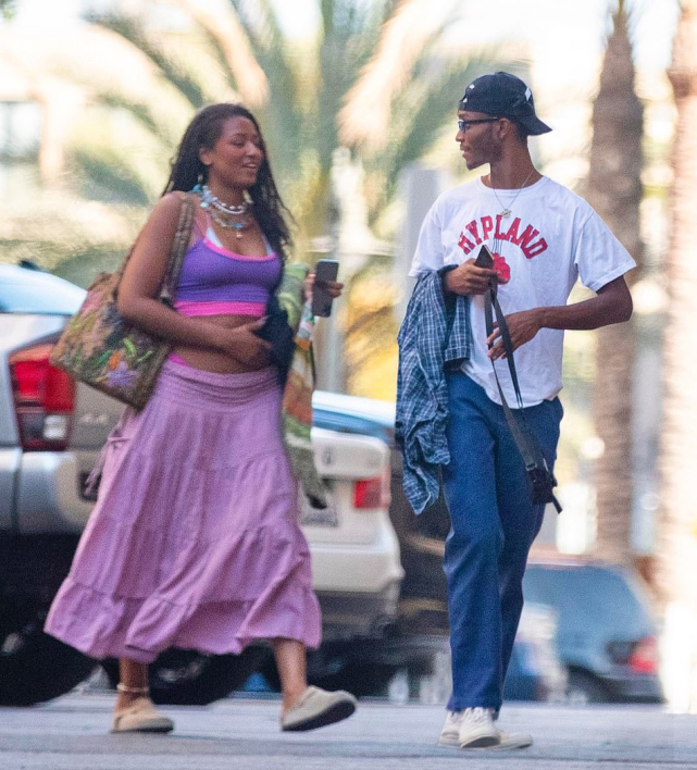 奥巴马21岁小女儿出街好耀眼!肚腩鼓鼓还穿露腰装,比姐姐要好看休闲区蓝鸢梦想 - Www.slyday.coM 奥巴马21岁小女儿出街好耀眼!肚腩鼓鼓还穿露腰装,比姐姐要好看休闲区蓝鸢梦想 - Www.slyday.coM