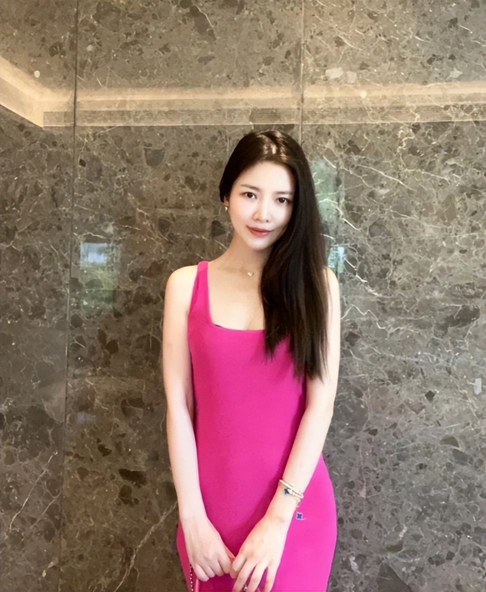 杜淳老婆王灿晒穿搭白色吊带搭配粉红色长裙被网友吐槽太土鳖