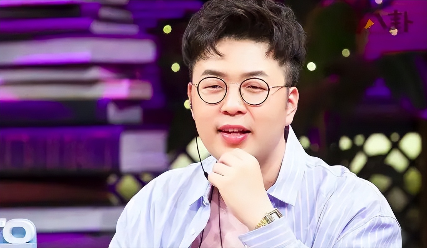 而让众网友惊呼一片的原因就是,照片中又帅又酷的机车男就是杜海涛