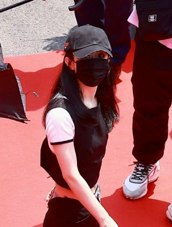 赵丽颖片场被代拍吓到！偷拍者扛相机爬树上，屋顶上趴一排太危险休闲区蓝鸢梦想 - Www.slyday.coM