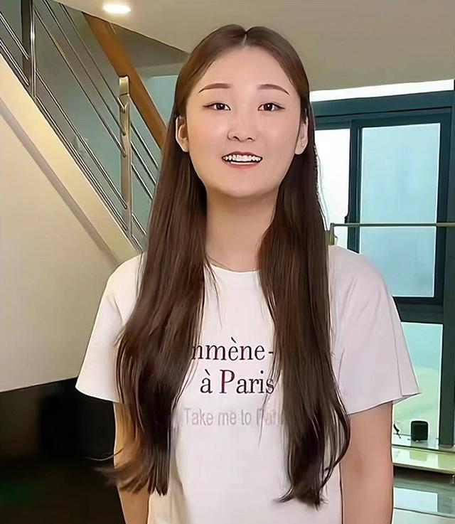 大衣哥与儿媳陈萌罕见同框,距离订婚时隔俩月,网友:像换了个人|陈萌