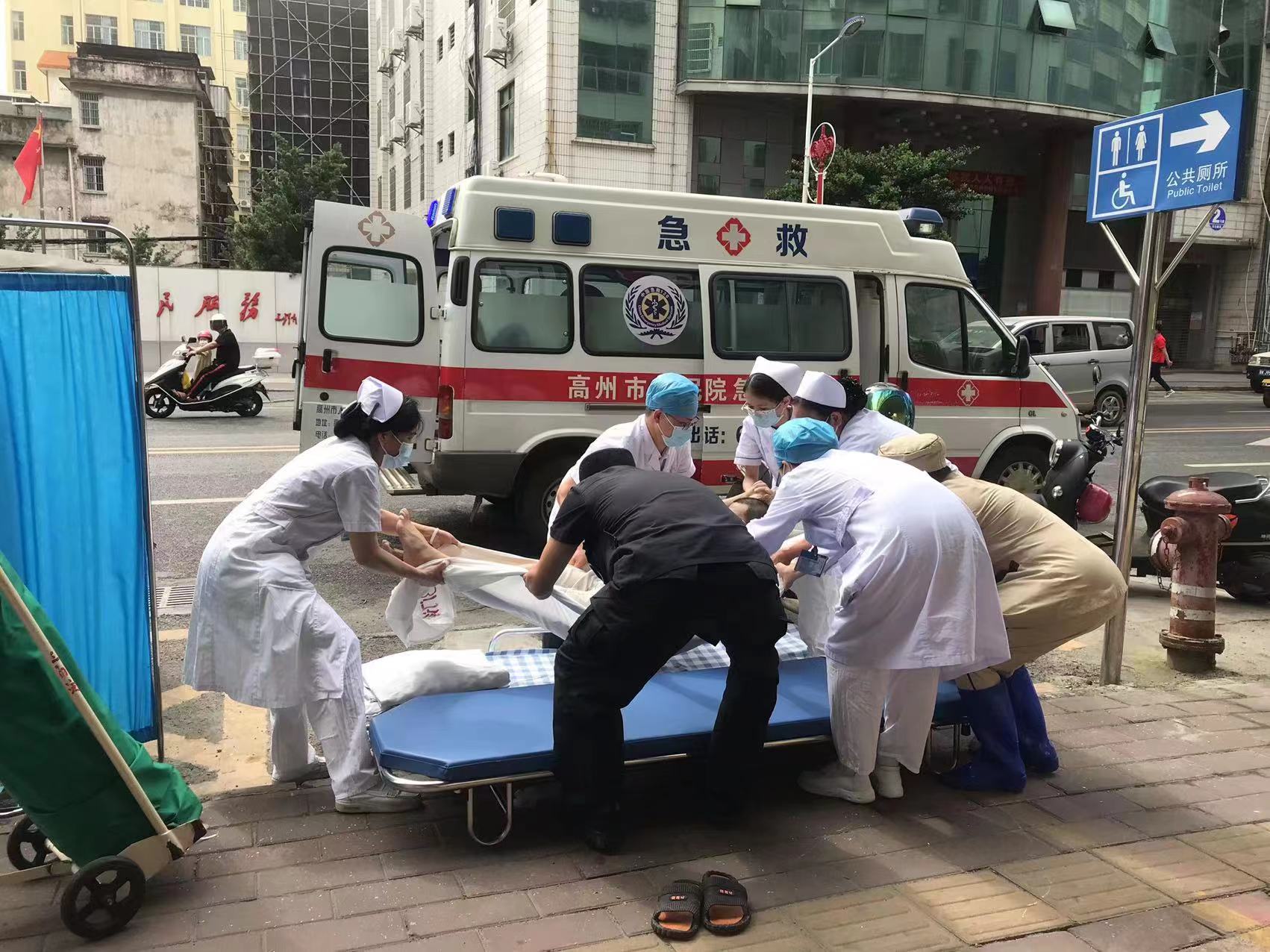 路人突发心梗倒地医生当街跪地急救