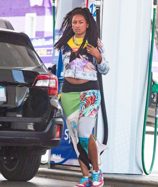 奥巴马21岁小女儿出街好耀眼!肚腩鼓鼓还穿露腰装,比姐姐要好看休闲区蓝鸢梦想 - Www.slyday.coM 奥巴马21岁小女儿出街好耀眼!肚腩鼓鼓还穿露腰装,比姐姐要好看休闲区蓝鸢梦想 - Www.slyday.coM