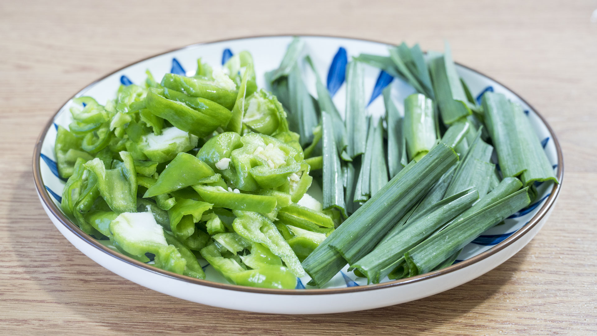 2,一把小芹菜,洗干净后摘掉叶子切段儿;3,瘦肉一块儿直接切成丝;4