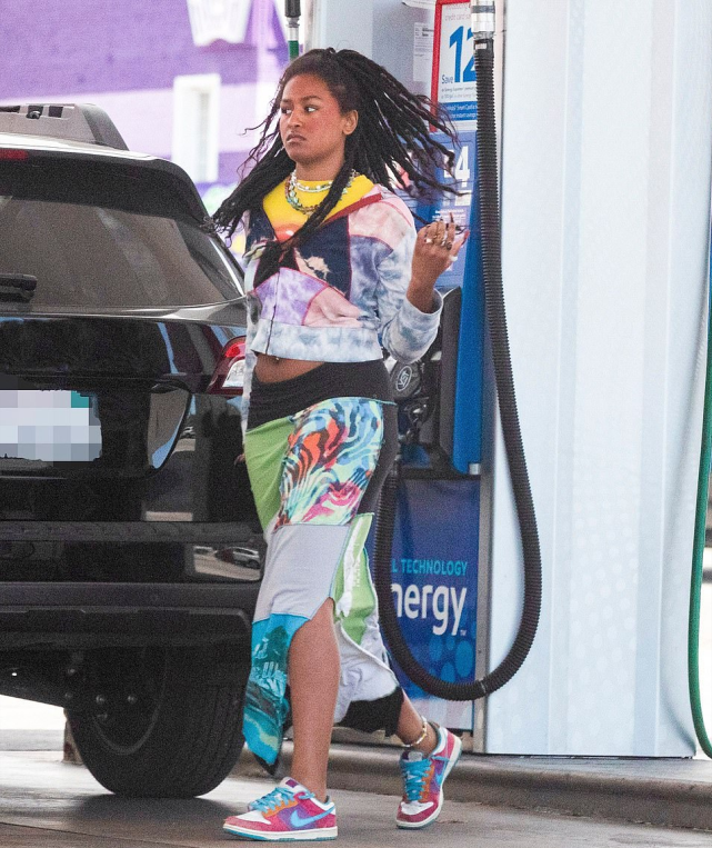 奥巴马21岁小女儿出街好耀眼!肚腩鼓鼓还穿露腰装,比姐姐要好看休闲区蓝鸢梦想 - Www.slyday.coM 奥巴马21岁小女儿出街好耀眼!肚腩鼓鼓还穿露腰装,比姐姐要好看休闲区蓝鸢梦想 - Www.slyday.coM