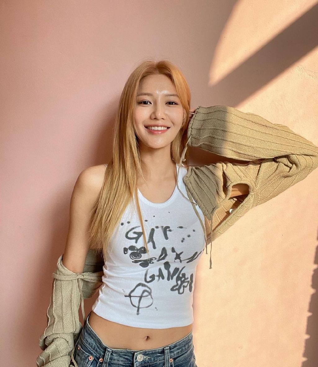 少女时代崔秀英染新发色秀出腹肌直角肩回归感强烈