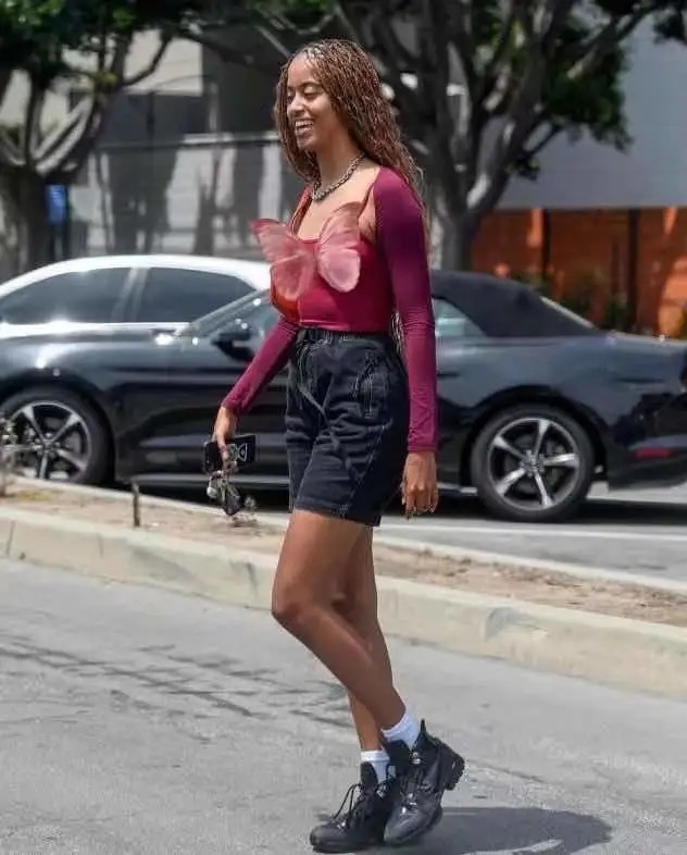 奥巴马21岁小女儿出街好耀眼！肚腩鼓鼓还穿露腰装，比姐姐要好看休闲区蓝鸢梦想 - Www.slyday.coM