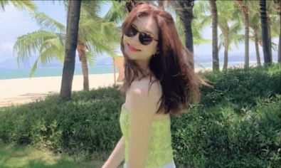 江疏影晒海边照，穿抹胸上衣配短裤，把草地当T台走出“超模范”休闲区蓝鸢梦想 - Www.slyday.coM