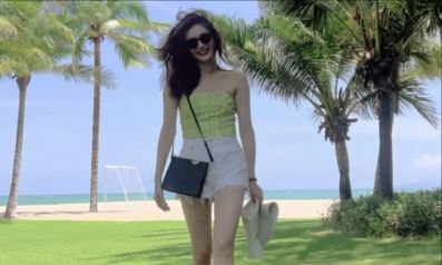 江疏影晒海边照，穿抹胸上衣配短裤，把草地当T台走出“超模范”休闲区蓝鸢梦想 - Www.slyday.coM