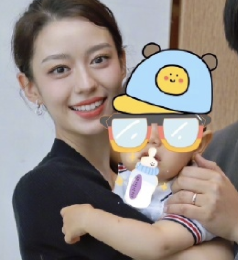 郎朗晒全家福庆祝40岁生日1岁儿子罕见出镜吉娜抱娃显费力