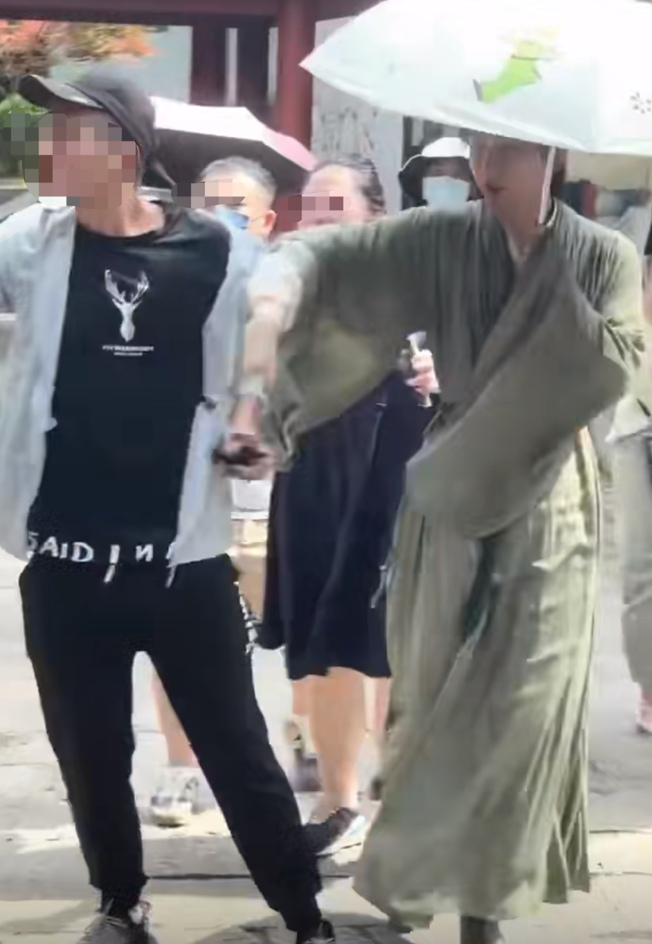 赵丽颖片场被代拍吓到！偷拍者扛相机爬树上，屋顶上趴一排太危险休闲区蓝鸢梦想 - Www.slyday.coM