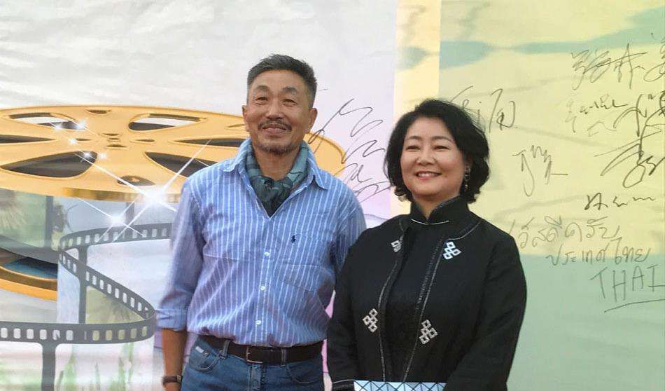 国家一级演员,与妻子青梅竹马,结婚38年零绯闻,女儿还很貌美