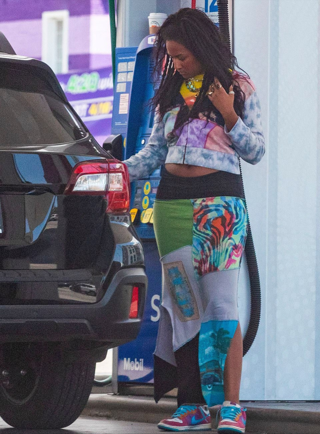 奥巴马21岁小女儿出街好耀眼!肚腩鼓鼓还穿露腰装,比姐姐要好看休闲区蓝鸢梦想 - Www.slyday.coM 奥巴马21岁小女儿出街好耀眼!肚腩鼓鼓还穿露腰装,比姐姐要好看休闲区蓝鸢梦想 - Www.slyday.coM