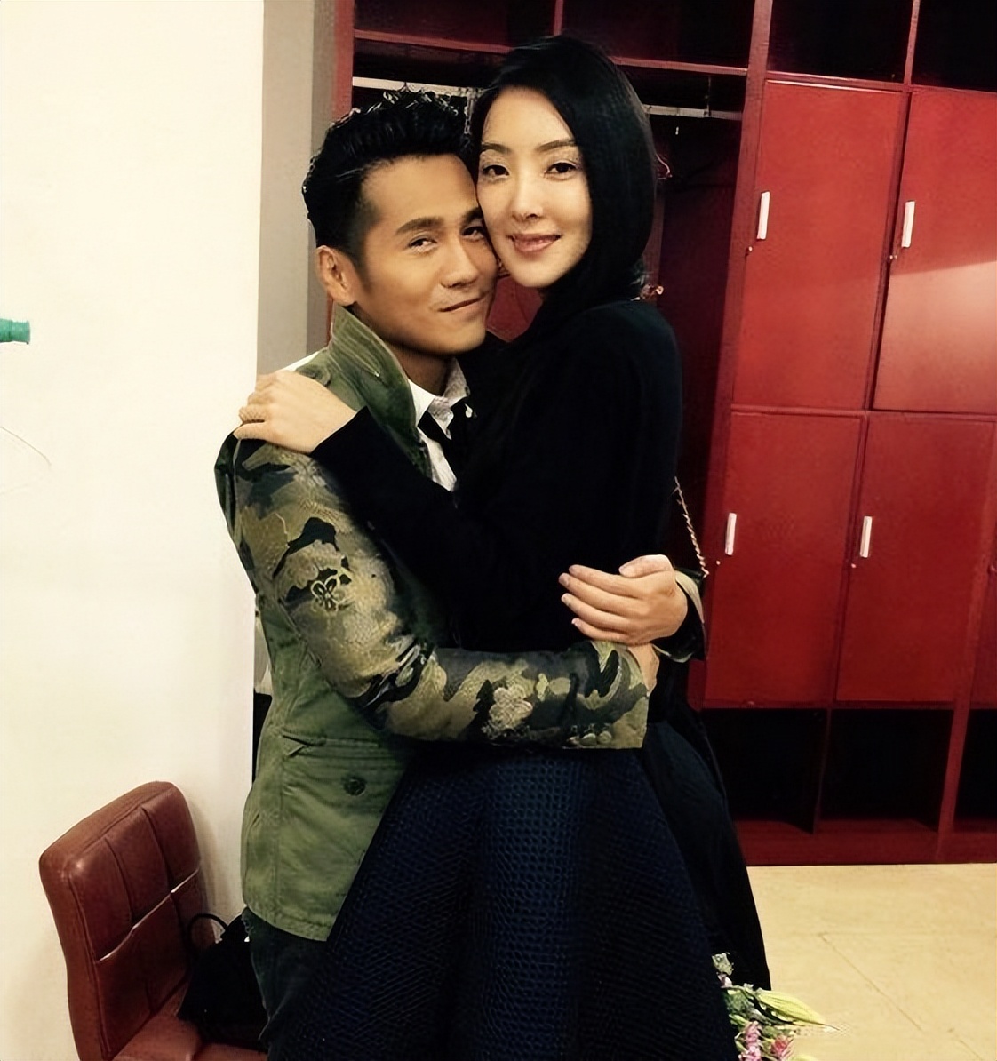 曹格和吴速玲分居带着一双儿女搬入新家与曹格分隔两地