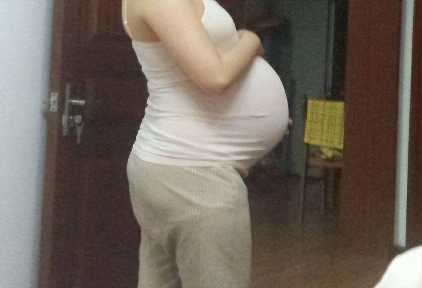 90后宝妈晒"悬浮肚",像塞了个大西瓜,被疑是"假肚子"__财经头条