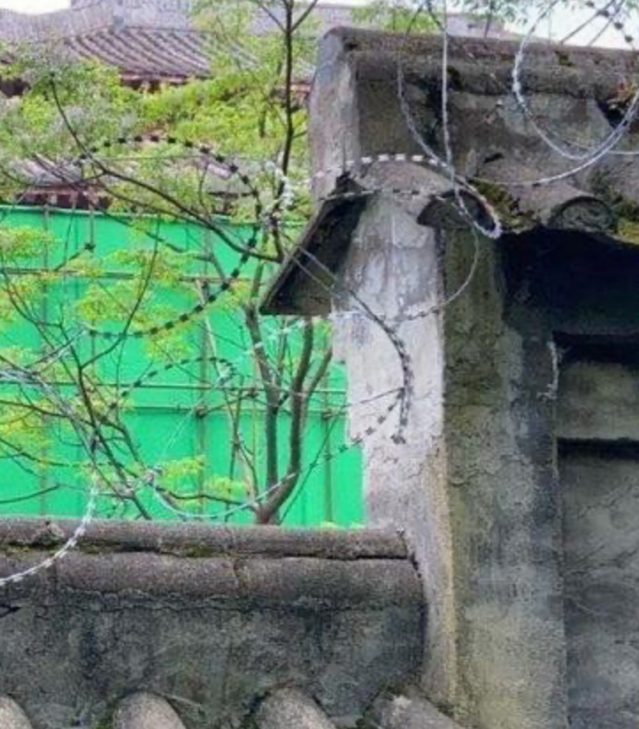 赵丽颖片场被代拍吓到！偷拍者扛相机爬树上，屋顶上趴一排太危险休闲区蓝鸢梦想 - Www.slyday.coM