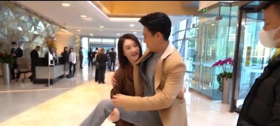 46岁李小冉抱不动靳东,反被靳东公主抱了6次,双方调侃有看点休闲区蓝鸢梦想 - Www.slyday.coM